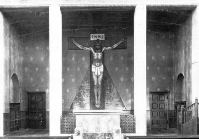 Fotografische Darstellung der Chornische mit dem Wandgemälde des Gekreuzigten.