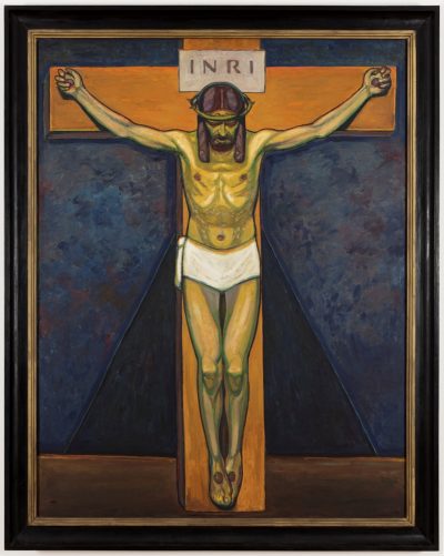 Jesus Christus ist mit Händen und Füßen am Kreuz befestigt, nur mit einem Lendentuch bekleidet. Er trägt die Dornenkrone. Auf dem Kreuz steht die Inschrift INRI.
