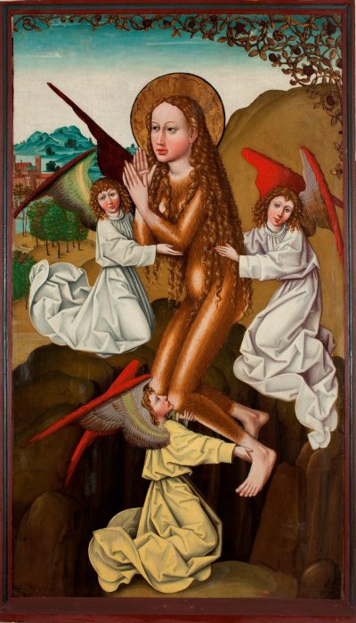 Drei Engel in langen, bauschigen Gewändern beginnen Maria Magdalena, mit langem offenen Haar und Heiligenschein dargestellt, in den Himmel zu tragen. Ein gewachsenes Fell bedeckt ihren nackten Körper.