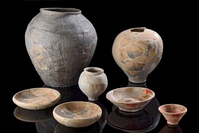 Zu sehen sind Schüsseln, Teller, Becher und Krüge.