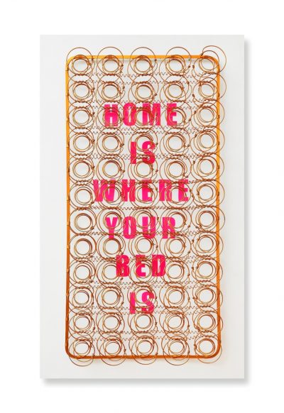 Heike Sauer, Heimat, 2018, Federkern einer Kindermatratze, Goldspray auf MDF