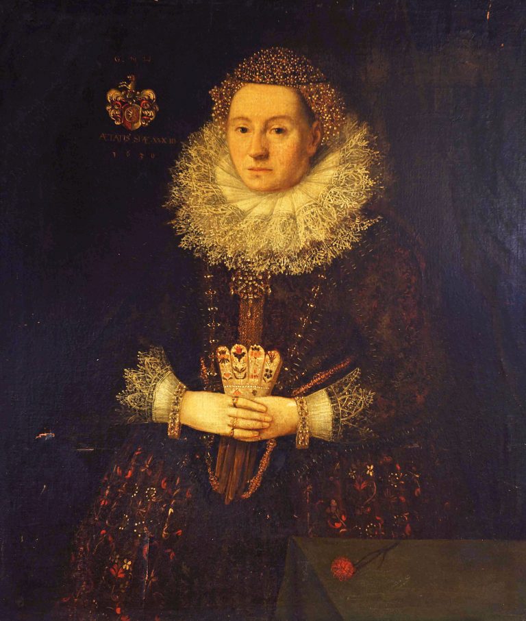 Porträt einer Frau in langem Kleid.