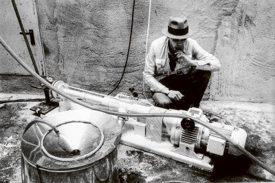 Joseph Beuys während des Aufbaus der Honigpumpe in Kassel, 1977, Schwarz-weiß-Fotografie, Archiv der Pumpenfabrik Wangen GmbH, mit freundlicher Unterstützung der Pumpenfabrik Wangen GmbH, VG Bild-Kunst, Bonn 2020