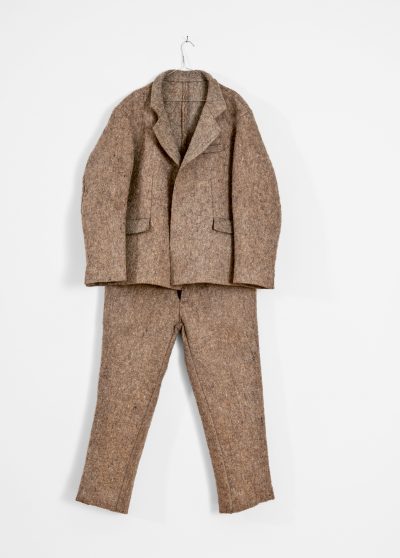 Joseph Beuys Filzanzug, 1970, Filz, genäht; gestempelt, ca. 170 x 60 cm, Hrsg Galerie René Block, Berlin, VG Bild-Kunst, Bonn 2020