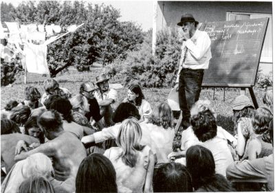 Joseph Beuys auf der Sommertagung 1973 im Garten des Humboldt-Hauses Achberg, Seminar Kunst im Wirtschaftsbereich, Achberger Beuys-Archiv, Fotos Rainer Rappmann, VG Bild-Kunst, Bonn 2020