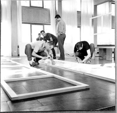 Aufstellungsaufbau der HfG-Ausstellung in der Mensa der Hochschule, Fotograf Klaus Wille, 1958, (c) HfG-Archiv Ulm