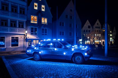 Brunner-Ritz, Mercedes (Fanca Vivid Blue), 2021, Licht-Klang-Installation, Foto Oleg Kauz, (c) VG Bild-Kunst, Bonn 2021