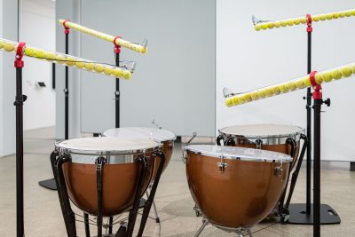 Brunner-Ritz, Tennispartner, 2021, Installation mit 4 Kesselpauken und 200 Tennisbällen, Foto Oleg Kauz, (c) VG Bild-Kunst, Bonn 2021