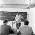 Tomás Maldonado im Unterricht, 1958, Foto Wolfgang Siol, © HfG-Archiv Ulm