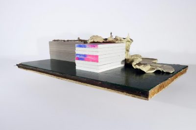Mirjam Pajakowski, Ohne Titel, Assemblage, 2023, Silikon, Schmutz, Tapetenreste, Rigipsplatten, Pappe, Schranktüre