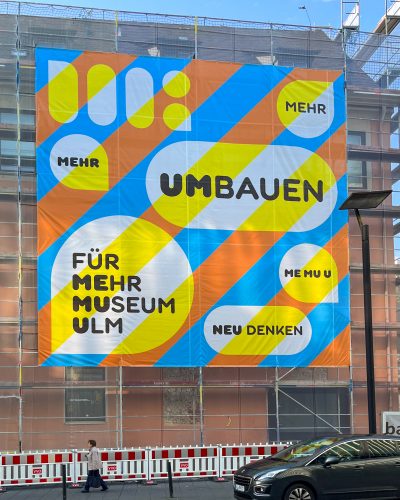 Für Mehr Museum Ulm – Banner an der Neuen Straße