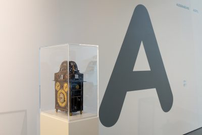 Diese Astronomische Tischuhr gehört zu "A" wie Ankauf © Museum Ulm, Foto Oleg Kuchar, Ulm
