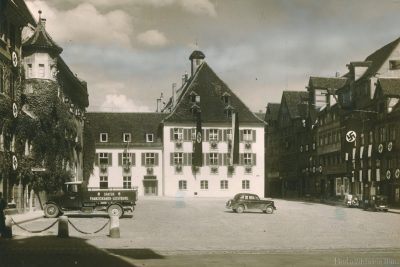 In 1939, the city of Ulm acquired the building at Am Marktplatz 9 and used it for public offices. Flag-raising ceremonies were held at the town hall and other public places as early as after the Reichstag elections in March 1933. View of the building after 1939, Source: Stadtarchiv Ulm