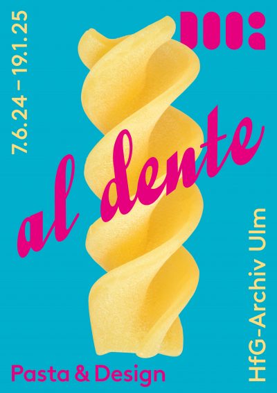 Grafik: Ausstellungsplakat der Ausstellung al dente. Pasta & Design. Eine vertikal aufgestellte gelbe Fusilli-Nudel vor einem türkisfarbenen Hintergrund.