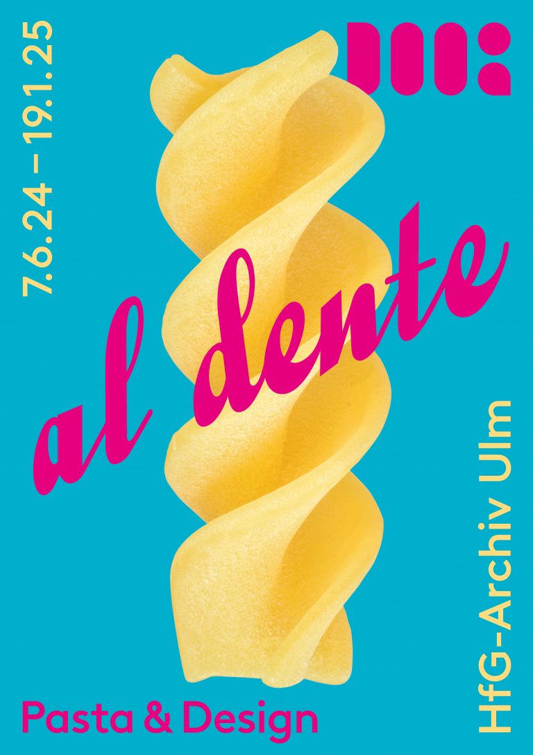 Grafik: Ausstellungsplakat der Ausstellung al dente. Pasta & Design. Eine vertikal aufgestellte gelbe Fusilli-Nudel vor einem türkisfarbenen Hintergrund.