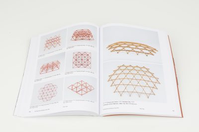 Farbfoto: Ein aufgschlagenes Buch liegt auf einem weißen Hintergrund. Zu sehen ist eine weiße aufgeschlagene Doppelseite.