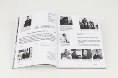 Farbfoto: Ein aufgschlagenes Buch liegt auf einem weißen Hintergrund. Zu sehen ist eine weiße aufgeschlagene Doppelseite.
