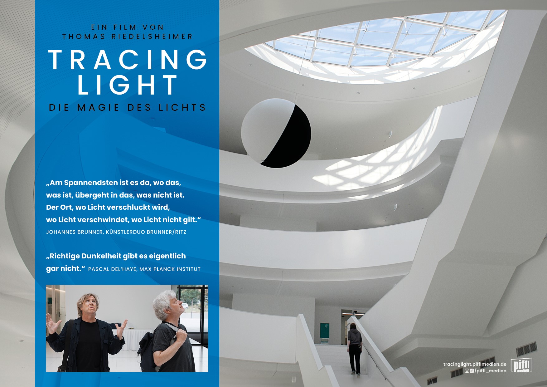 Grafik: Vor einer großen Farbfotografie einer runden weißen Architektur eine blaue Ebene mit Text und ein Porträtfoto der beiden Künstler