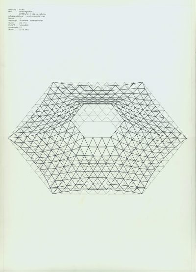 Scan einer Zeichnung: Schwarze Tusche auf hellbeigefarbenem Papier. In der Mitte eine stereometrische Form , zusammengesetzt aus vielen kleinen Dreiecken