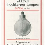 Werbeplakat mit einer Glühbirne und dem Text 'AEG Hochkerzen-Lampen 0,8 Watt pro Kerze 200-1000 Kerzen, 100-260 Volt Allgemeine Elektricitäts-Gesellschaft'